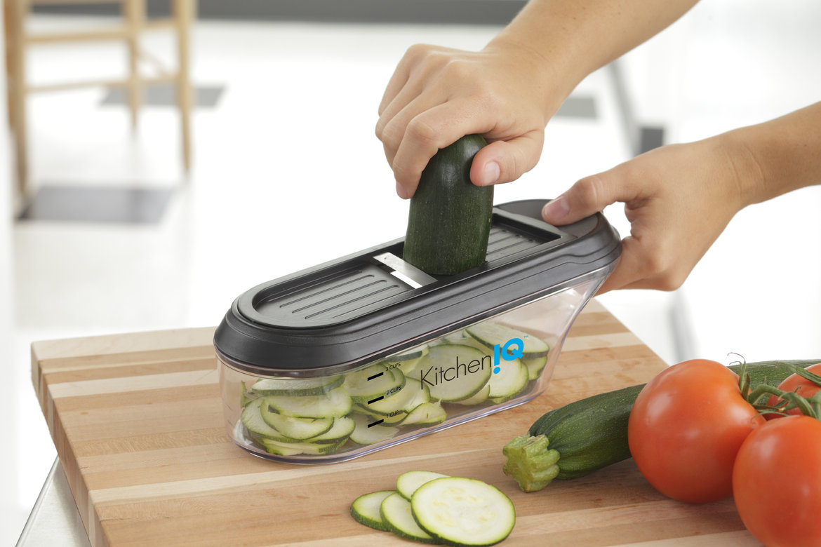 NEW KITCHEN IQ CONTAINER GRATER 4 BLADES FINE COARSE & EXTRA COURSE